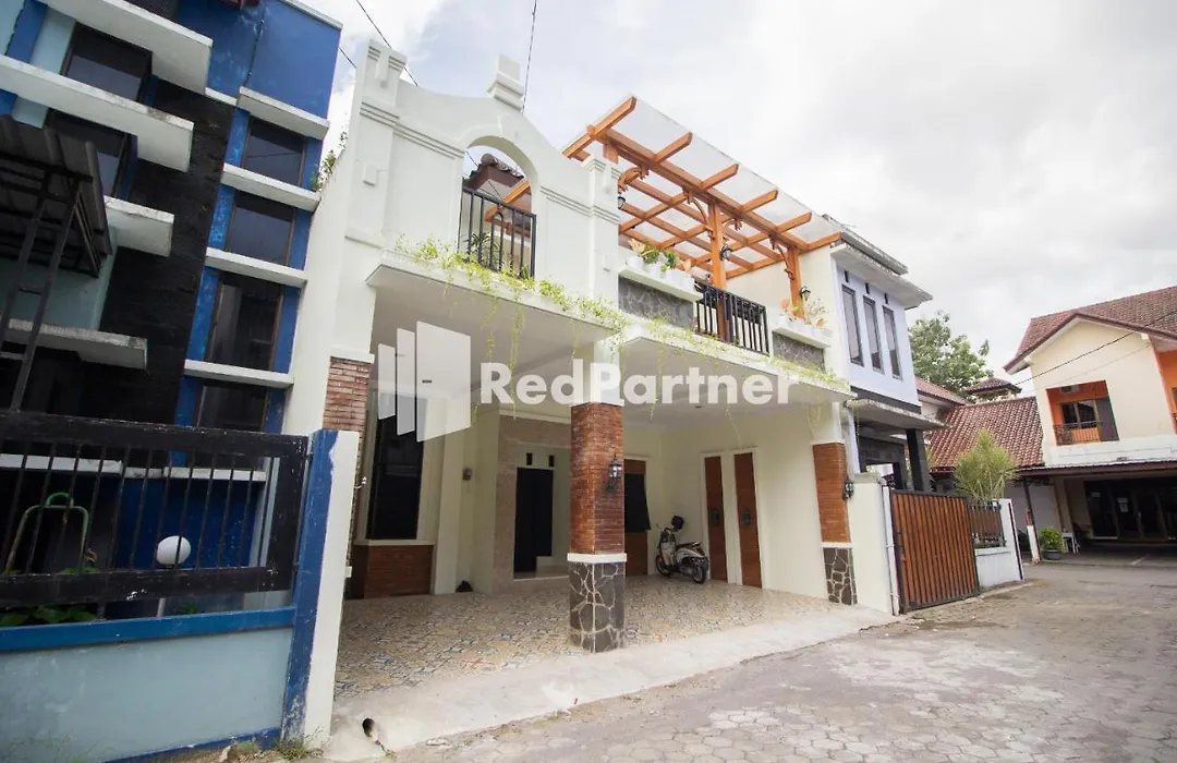 Balmoral House near Ambarukmo Plaza Mall Yogyakarta Mitra RedDoorz-1