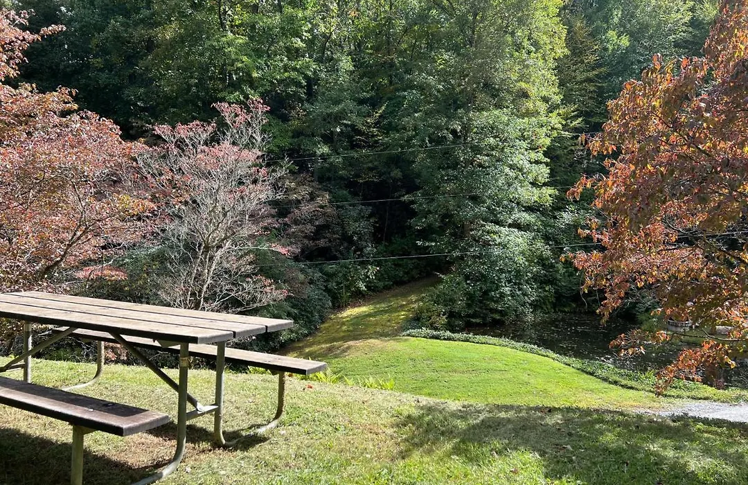 Outland Chalet & Suites Great Smoky Mountains-1