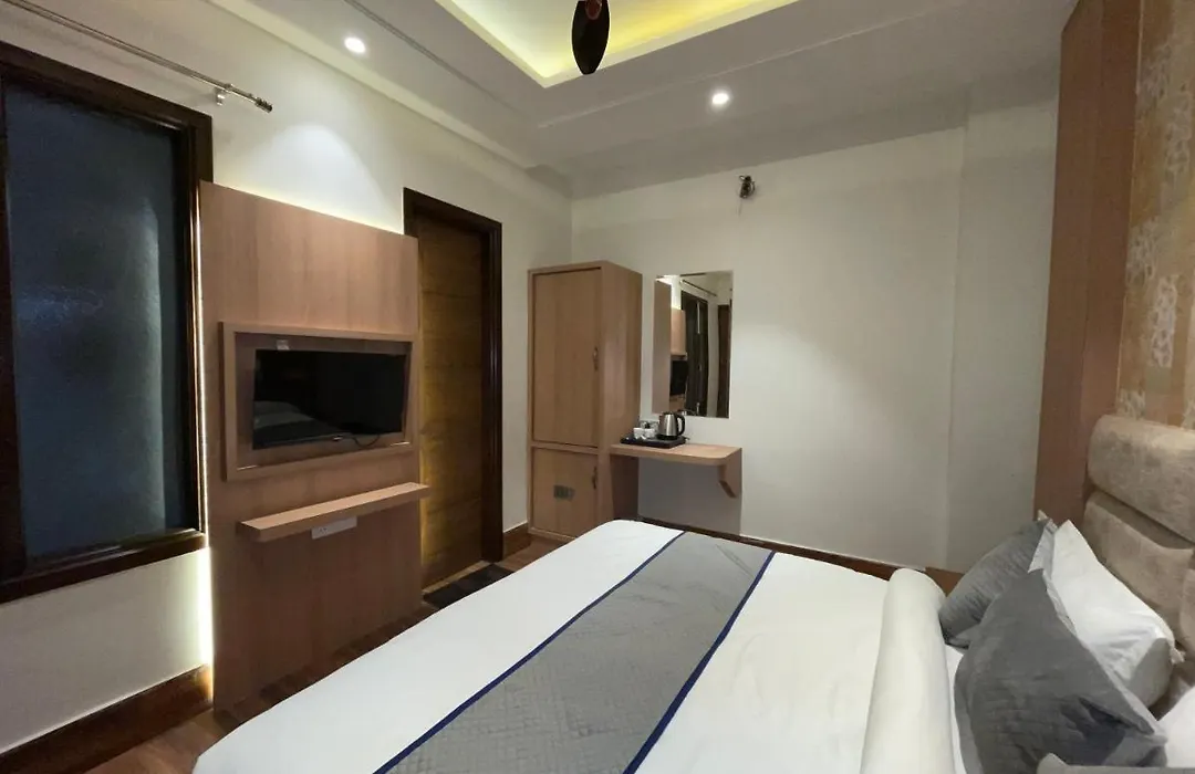 Hotel Crown Savoy, Near Railway Station & Guru Nanak Dev University-1