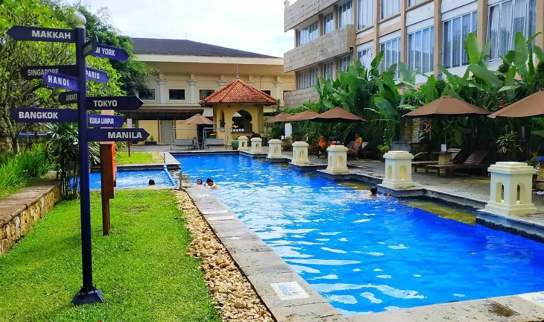 Tripletree Hotel And Resort Bukittinggi-1