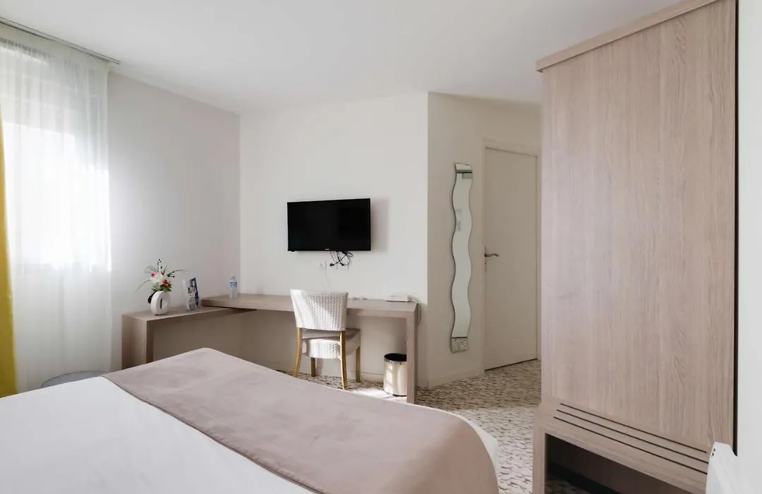 Brit Hotel Alghotel-1
