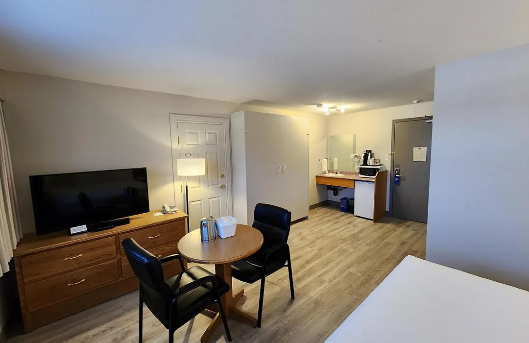 Days Inn By Wyndham Penticton Conference Centre-1