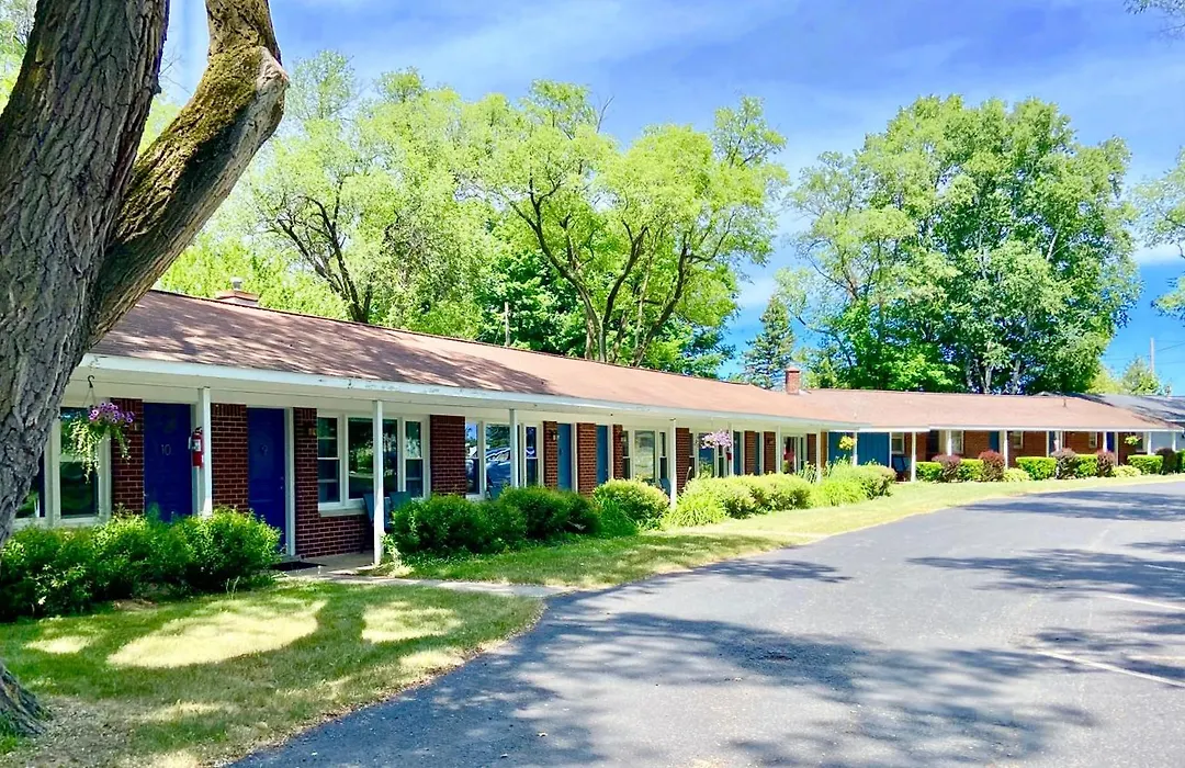 Elk Rapids Lakeshore Inn-1