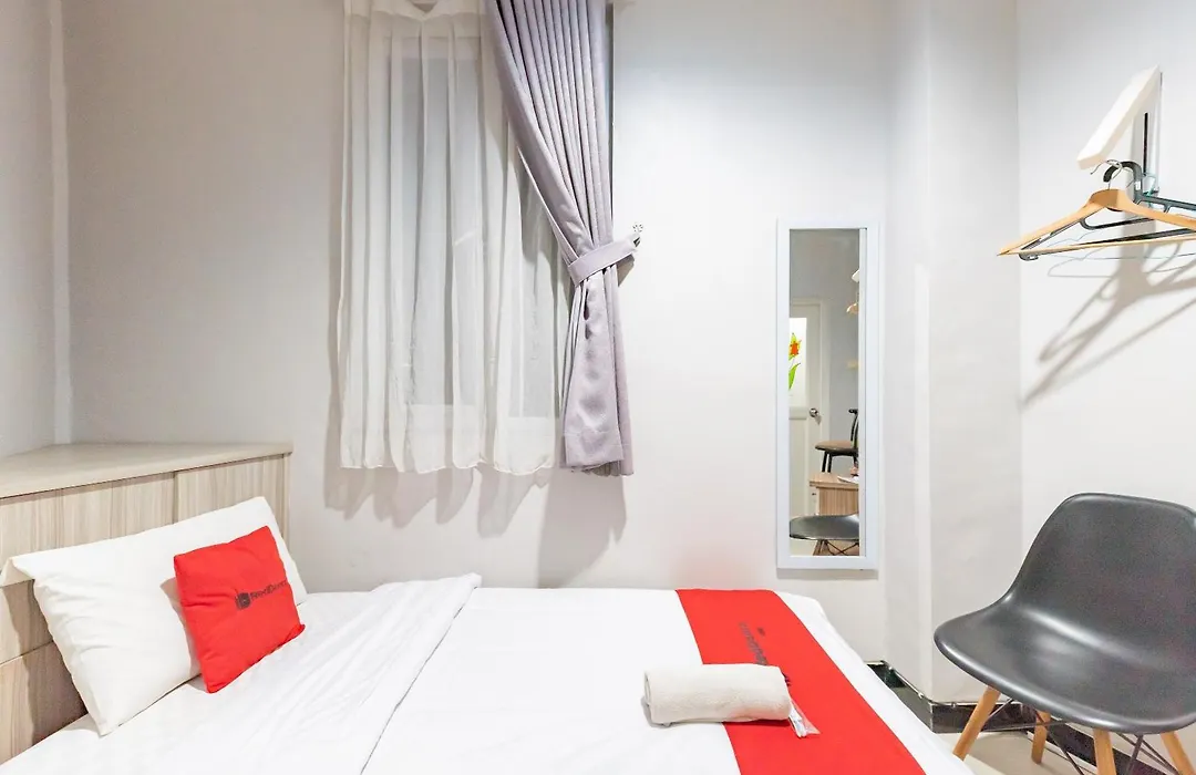 Reddoorz Near Botani Square Mall-1