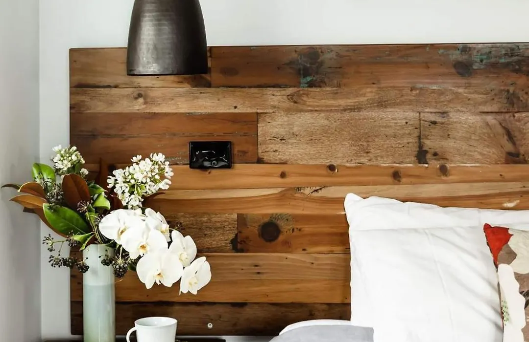 Timber Door Luxury Accommodation Geelong-1