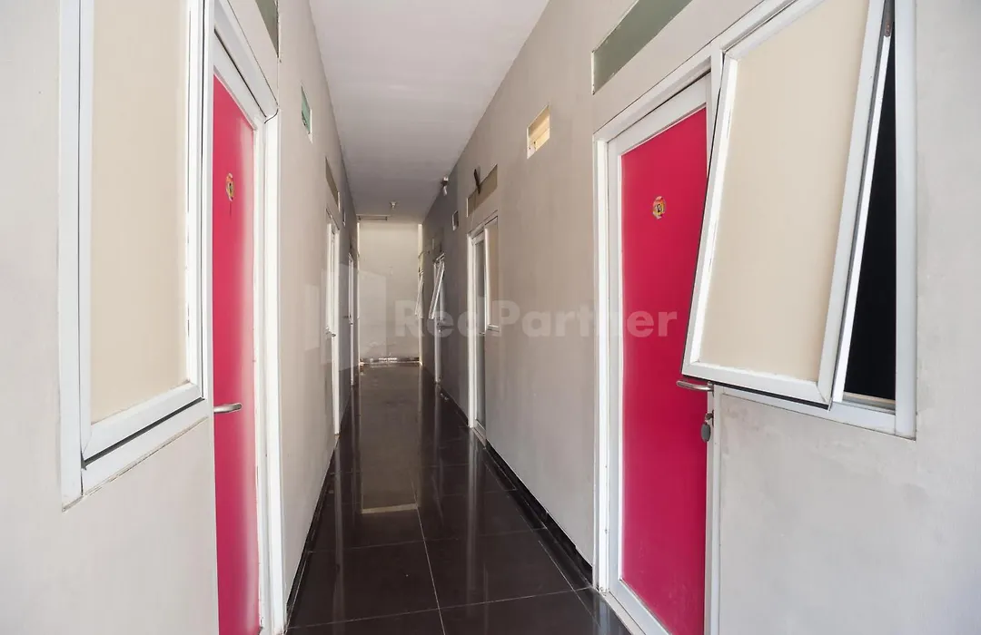 J&B Rooms Utan Kayu Jakarta Mitra Reddoorz-1