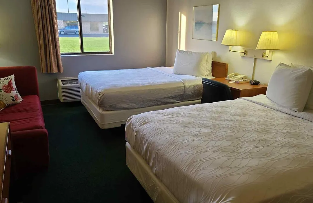 Carlyle Inn & Suites-1