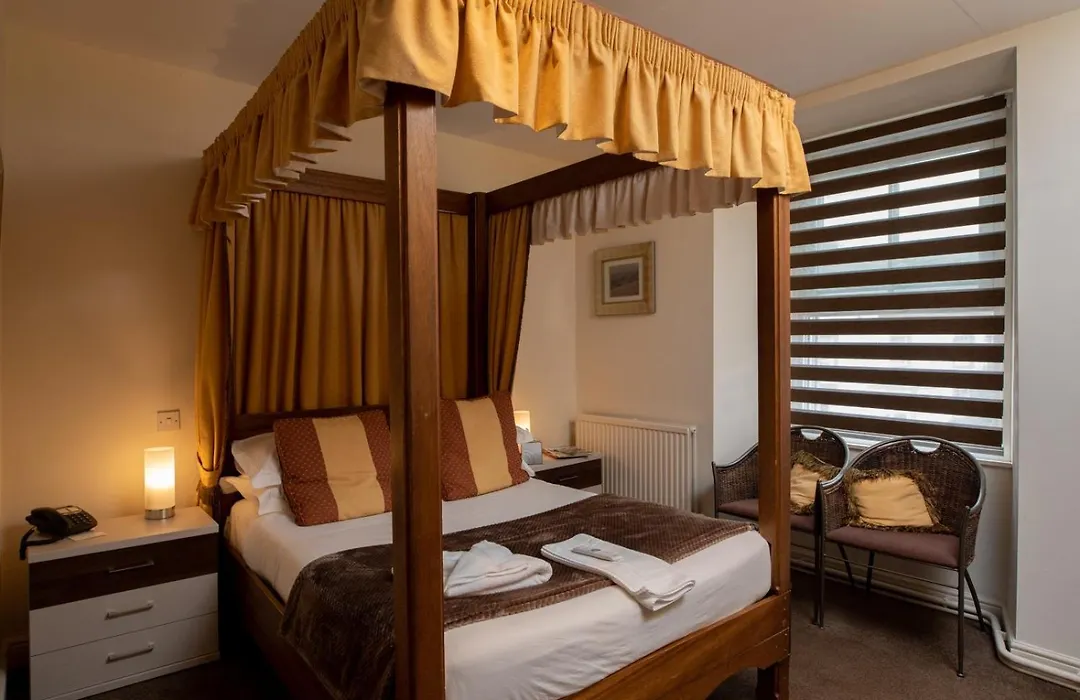 The Racehorses Hotel-1