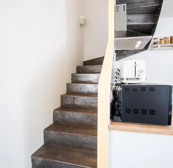 Comfort And Modernity In A Townhouse-1