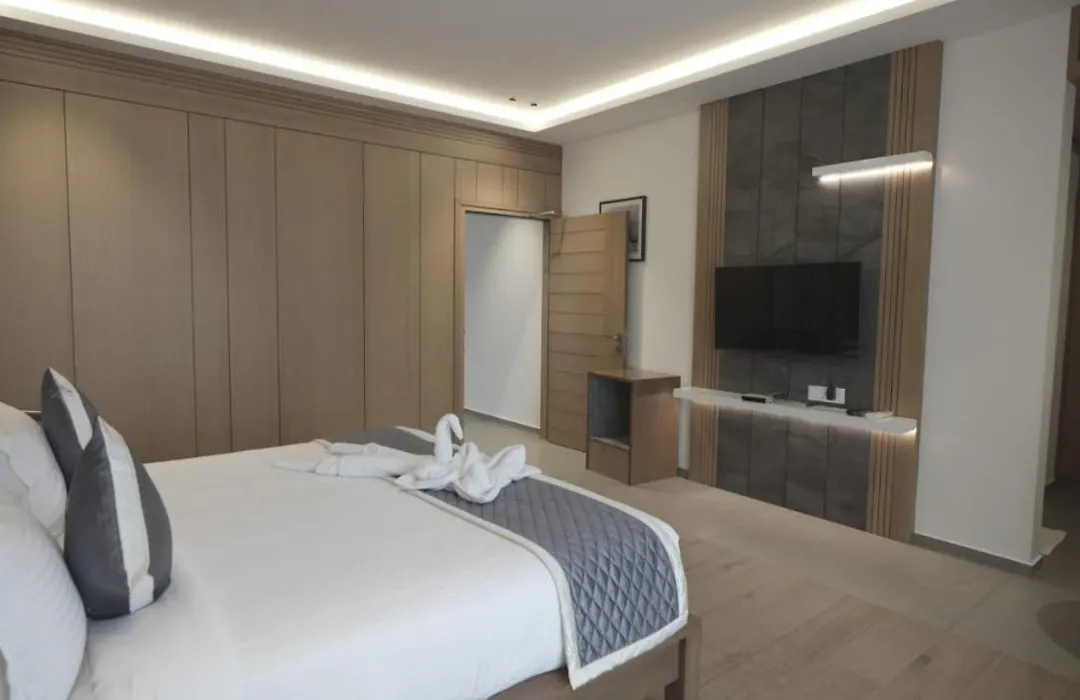 Ritz Avenue Luxury Hotel-1