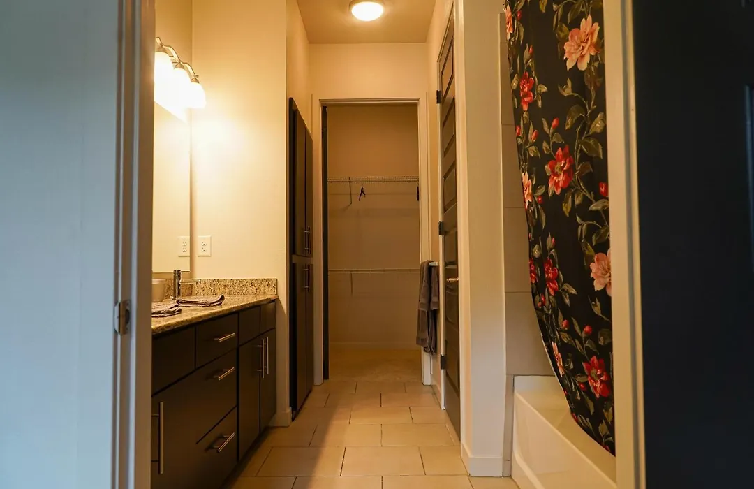 Luxury Designed 2 Bedrooms Part Hotel In Woodland Hills Ca-1
