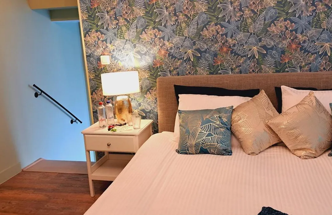 The Newport Lodge Included 3H Private Indoor Welnes & Use E-Bikes-1