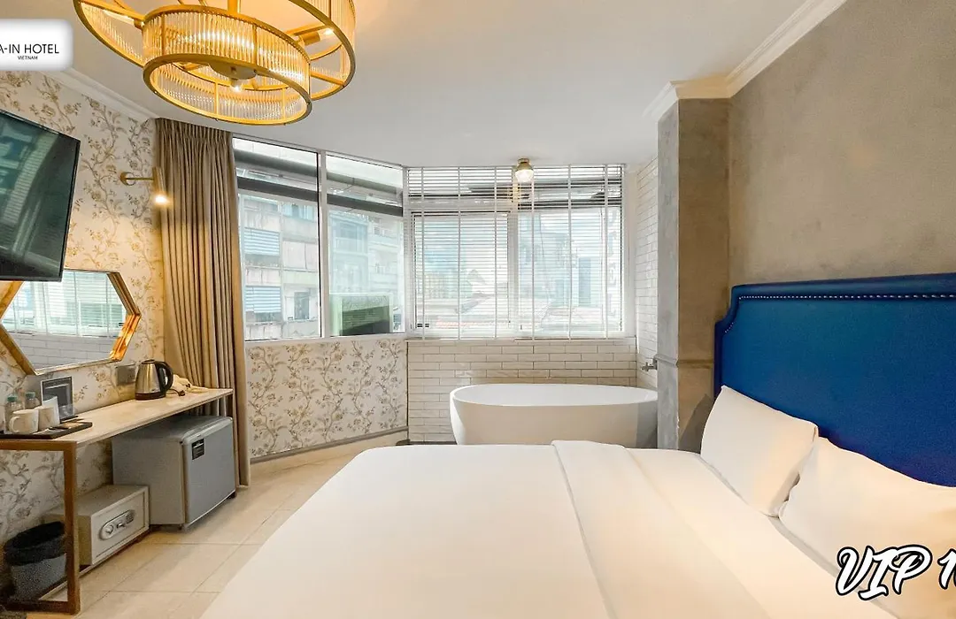 A In Hotel Del Luna-1