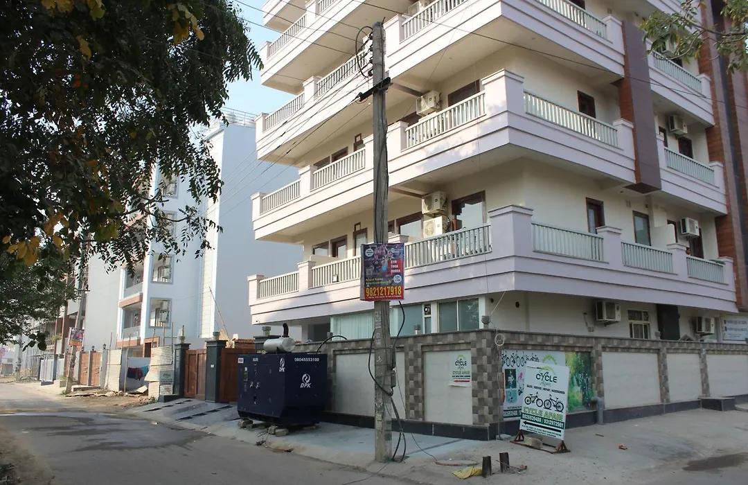 Aura Luxury Studio I Couple Friendly I Near Golf Course Road, Sector 57, Gurgaon-1