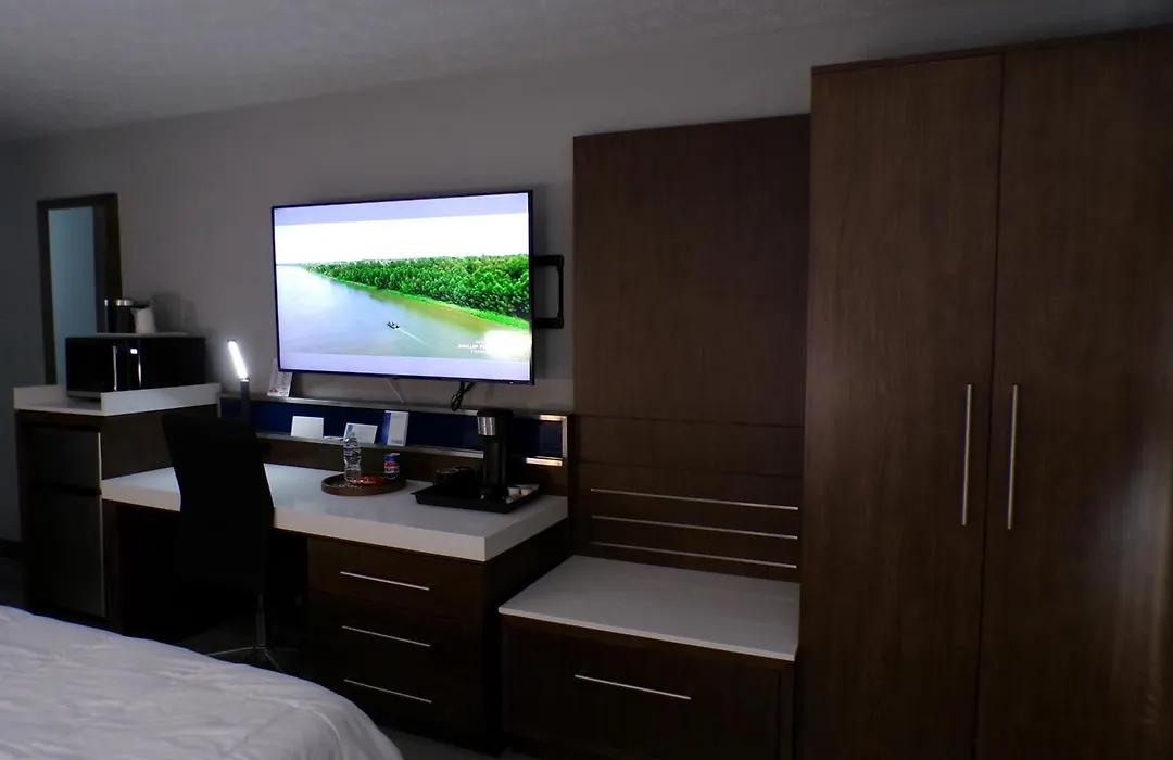 Luxor Inn & Suites, A Travelodge By Wyndham-1