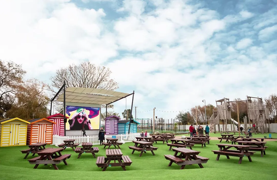 Ormesby Beach Haven: Pet-Friendly Family Retreat-1