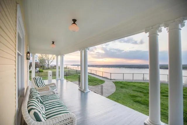 Clifton House - Big River North - Queen Suite, Mississippi River Views-1