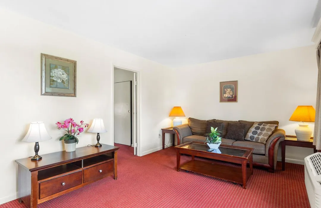 Blue Spruce Inn & Suites-1
