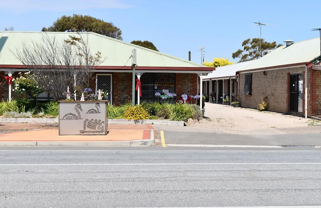 Lake Albert Motel-1