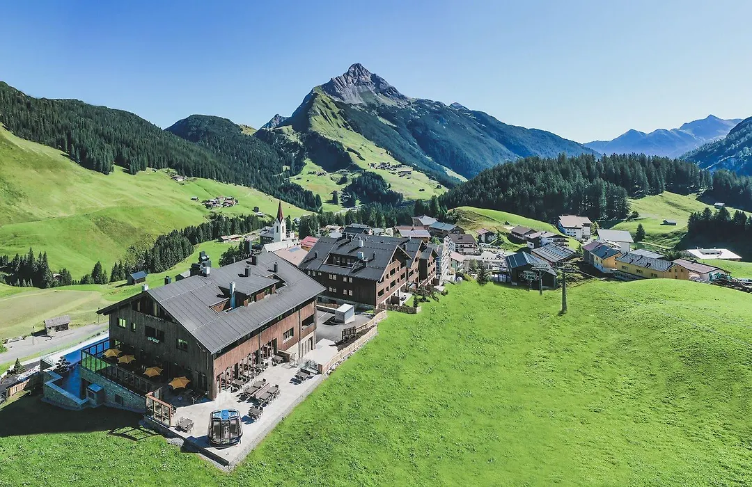 AlpenParks Hotel&Apartment Arlberg Warth mit Pool-1