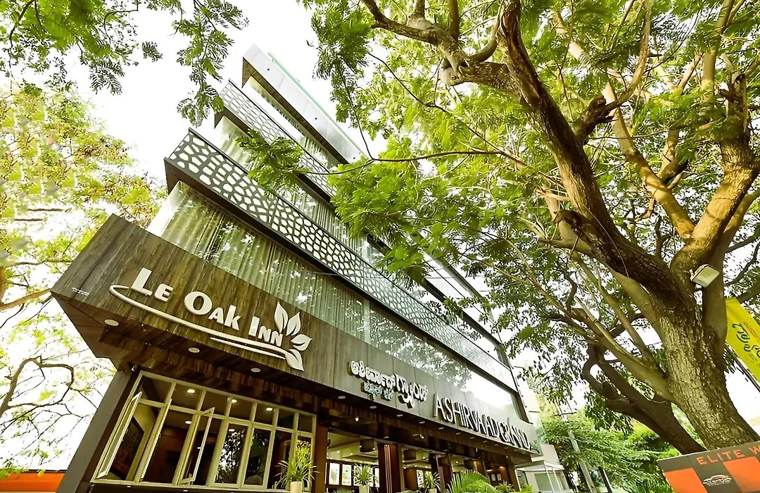 Le Oak Inn-1