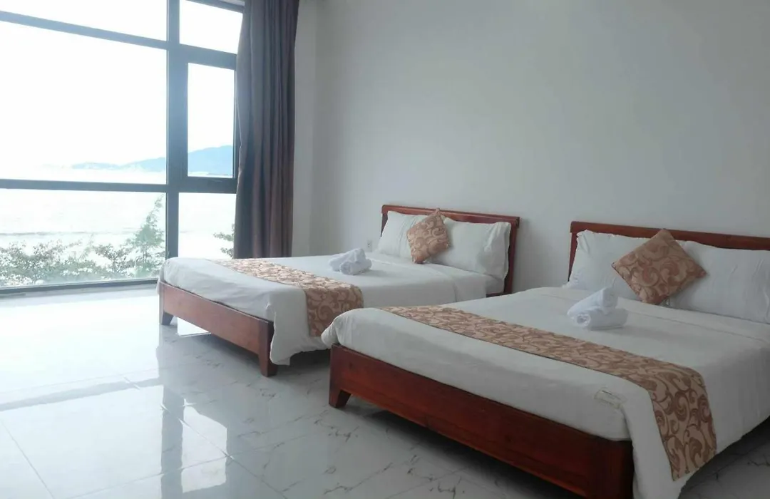 Rose Hotel-1