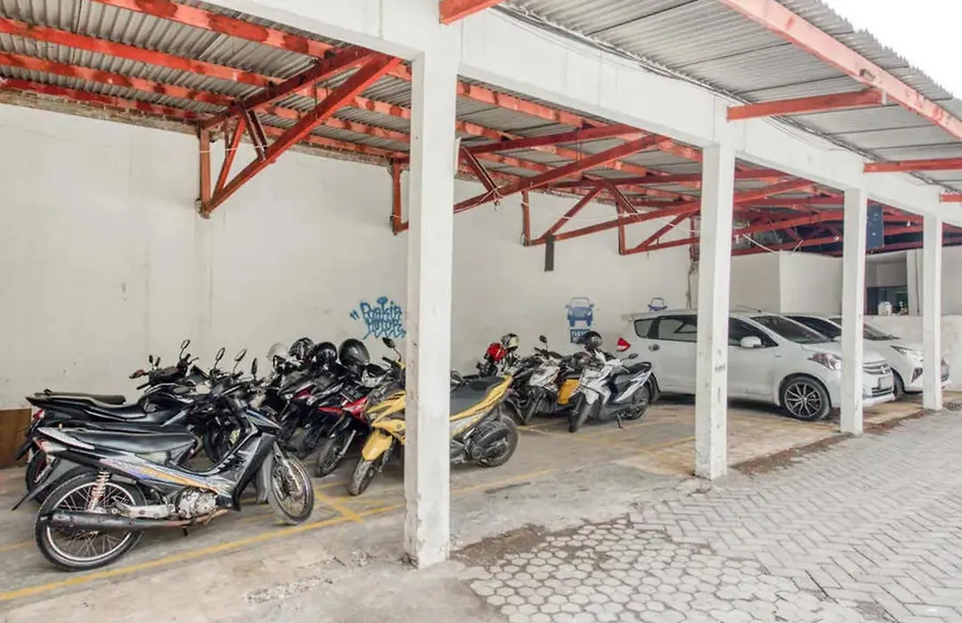Reddoorz Plus Near Galaxy Mall-1