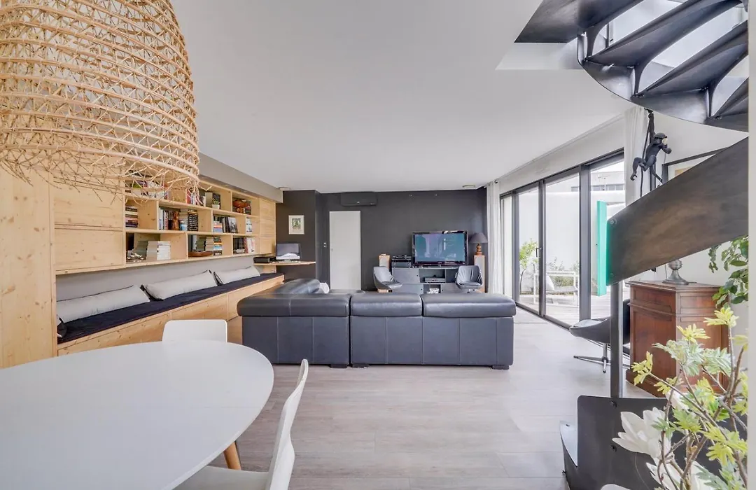 Spacious Bordeaux Family Home With Swimming Pool-1