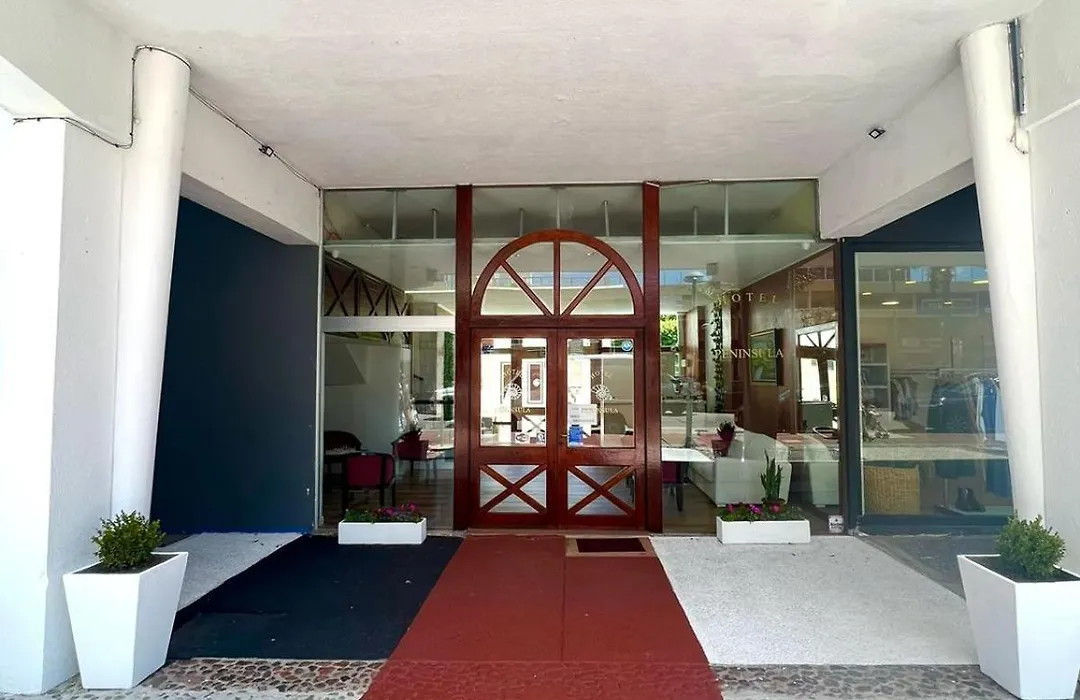 Hotel Peninsula-1