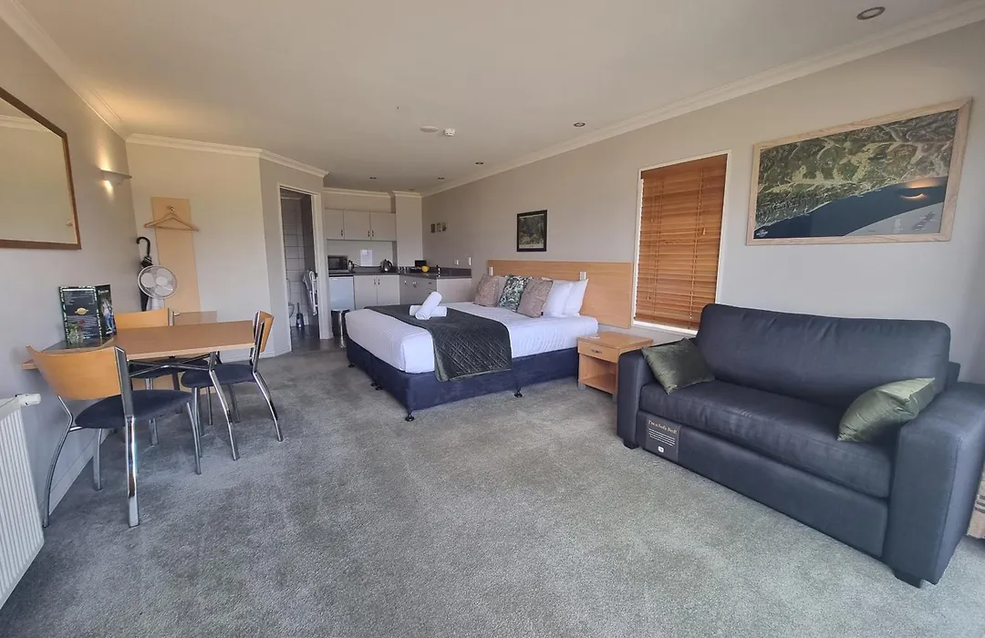 Hotel Lake Brunner-1