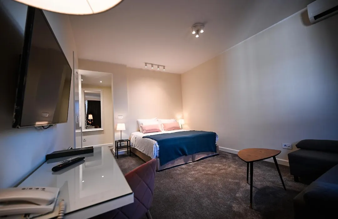 Garni Hotel Le Petit Piaf-1