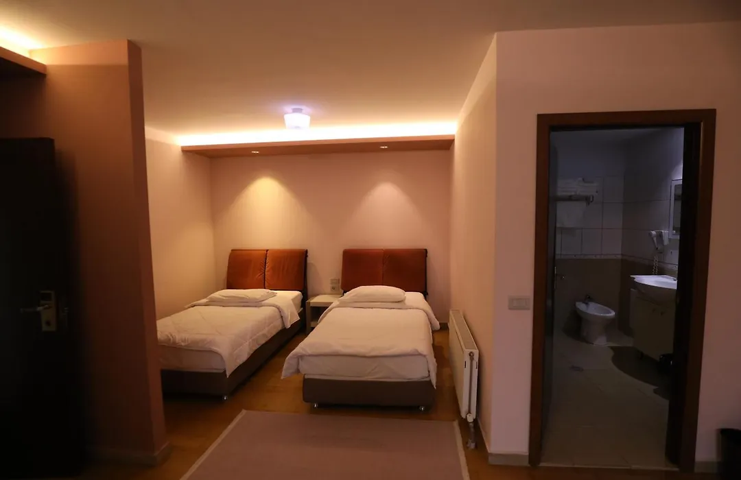 Hotel 1 Maji-1