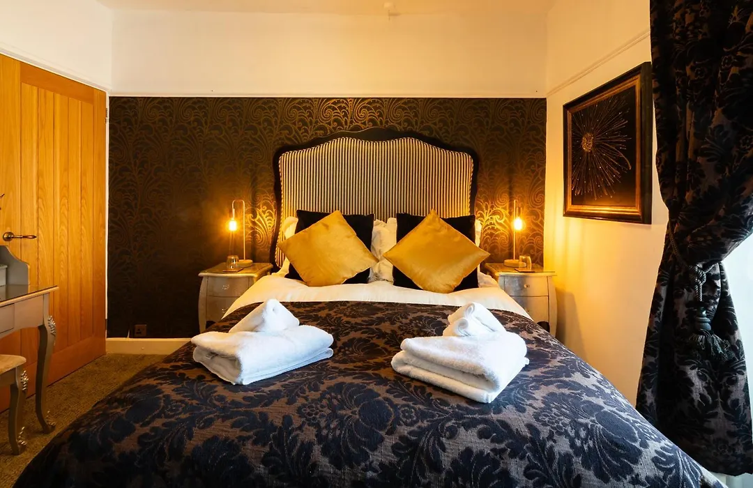 Holly Lodge Guest House With Free Off Site Health Club-1