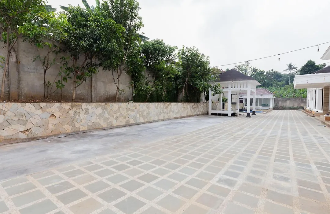 Reddoorz Premium Near Stasiun Lenteng Agung-1