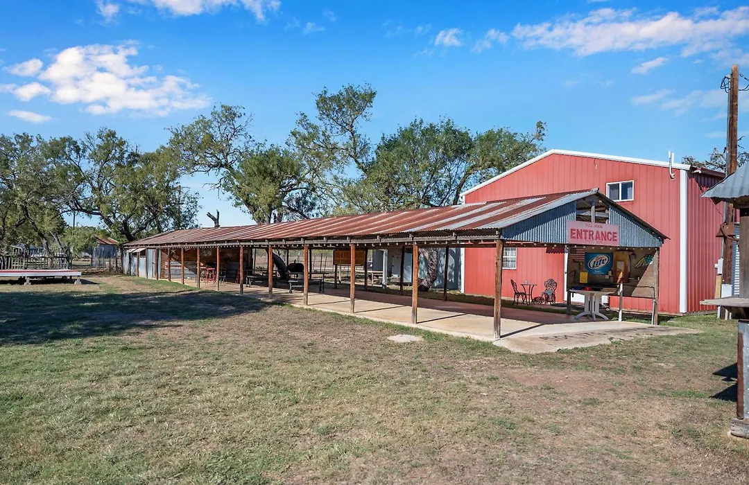 Full Moon Inn-1
