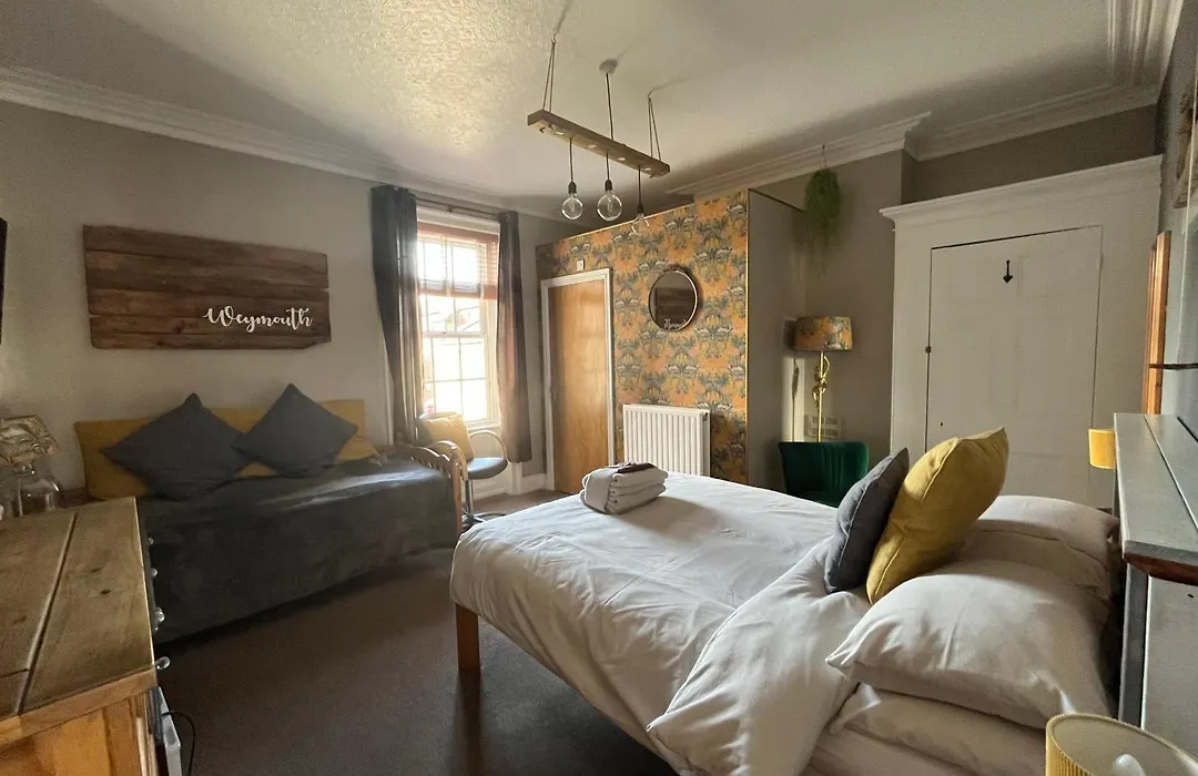 Kelston Guest House-1