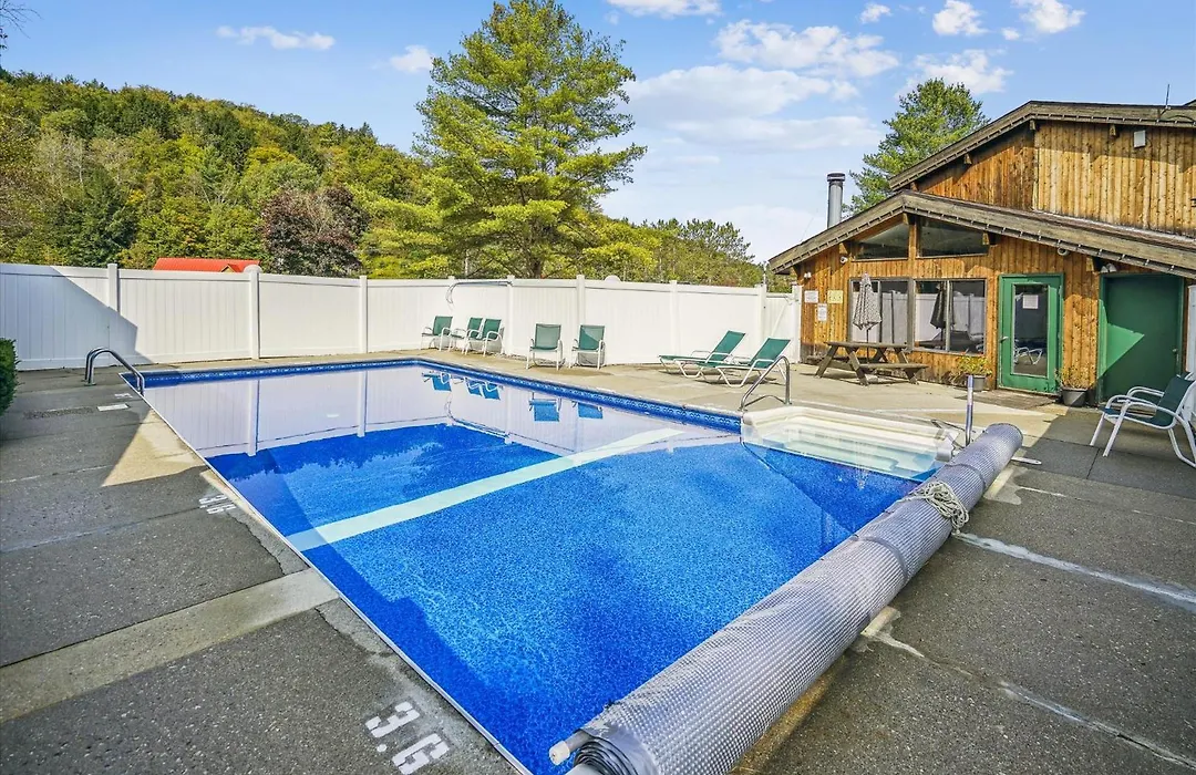 Cedarbrook Two Double Bed Hotel Room With Outdoor Heated Pool 216-1