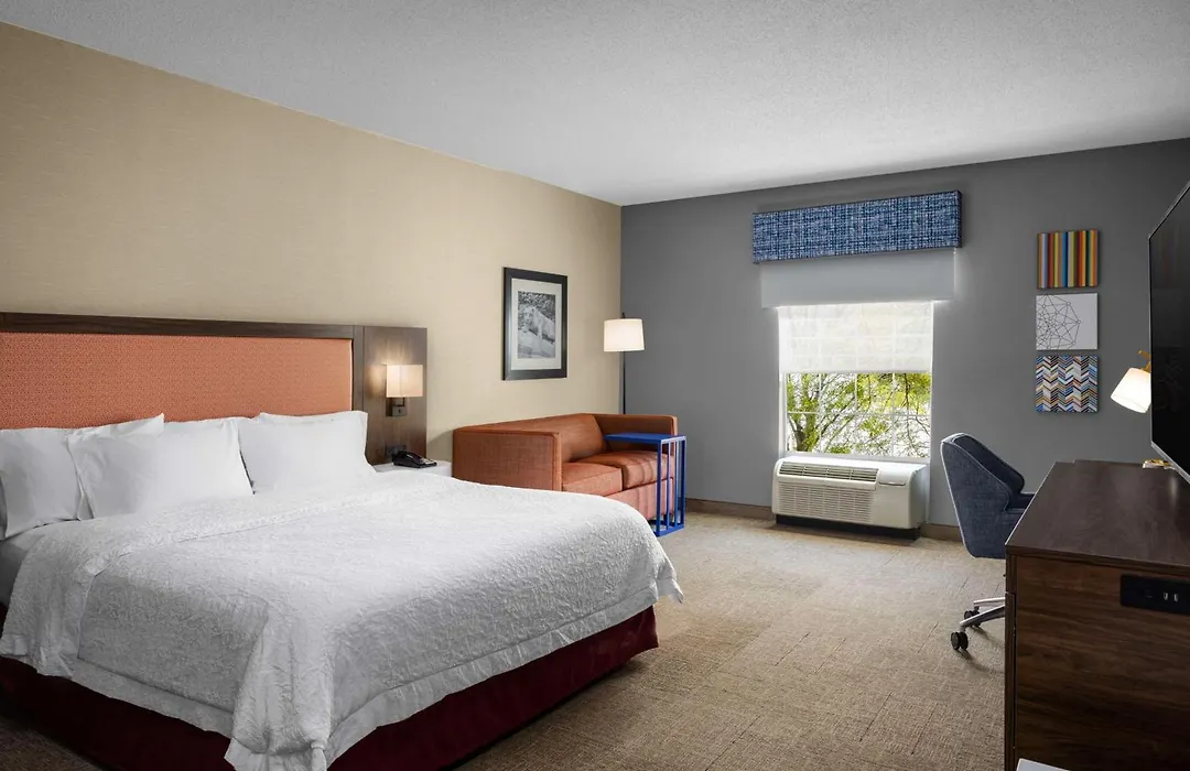 Hampton Inn & Suites State College At Williamsburg Square-1