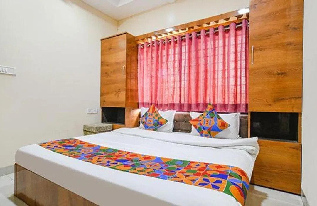 Fabhotel Royal Palace-1