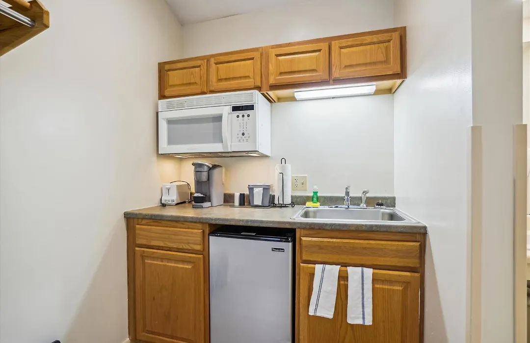 Cedarbrook Queen Studio 207-1