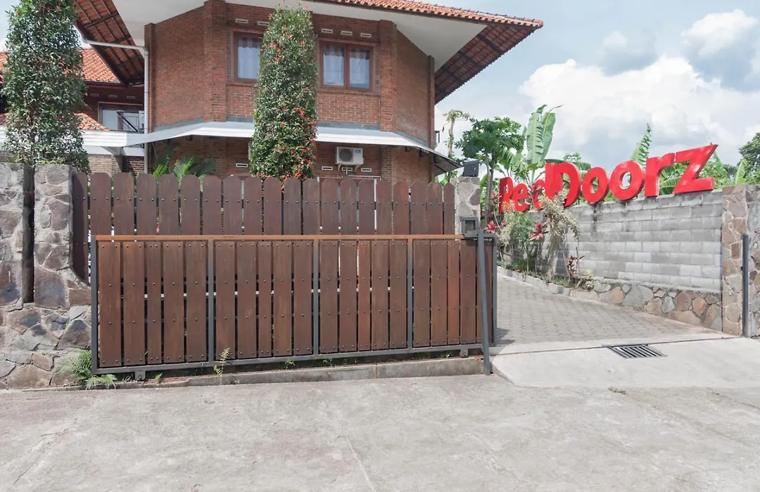 Reddoorz Plus Near Dago Pakar-1