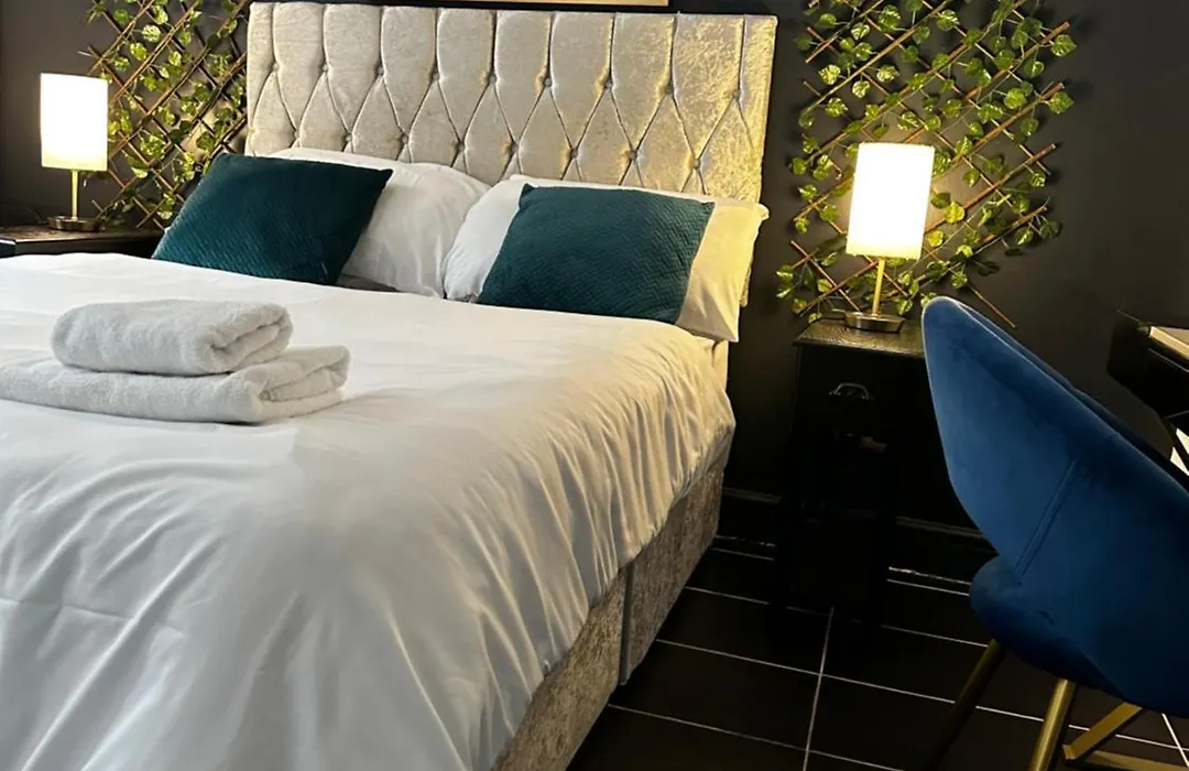 Duke And Duchess Apartments And Rooms - Private In Room Hot Tub Suites-1