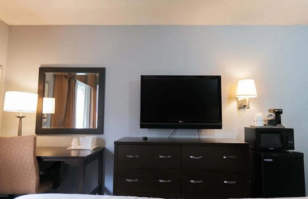 Baymont By Wyndham Flint Airport North-1