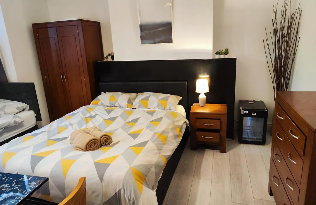 St Lucia Women Only Lodge Leicester Long Stays-1