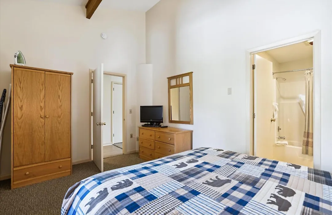 Cedarbrook Queen Suite 203-1
