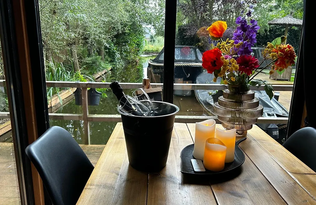 Casa aan de Plas, B&B met hottub en jacuzzi-1