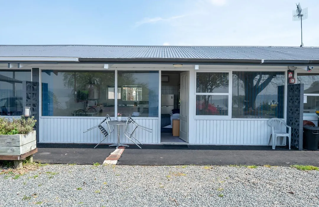Jack & Di'S Waiteti Lakefront Motel-1
