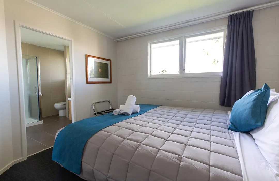 Lake Breeze Motel-1
