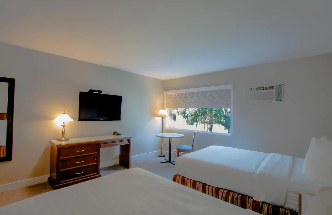 Scott'S Inn & Suites-1