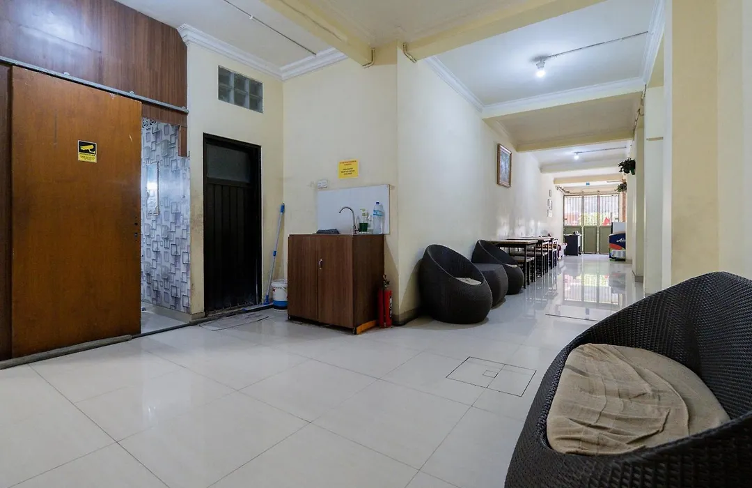 Reddoorz Near Surabaya Town Square-1